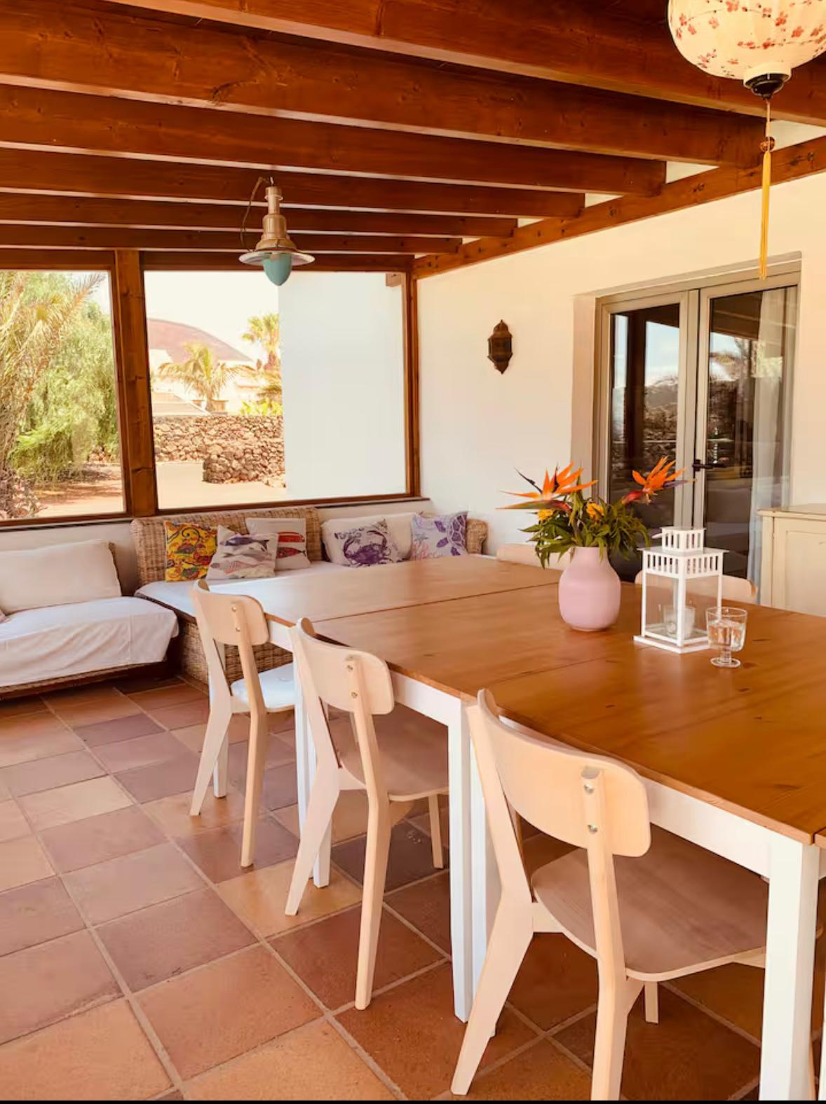 Gemütlicher Essbereich mit Holztisch und Lounge-Ecke