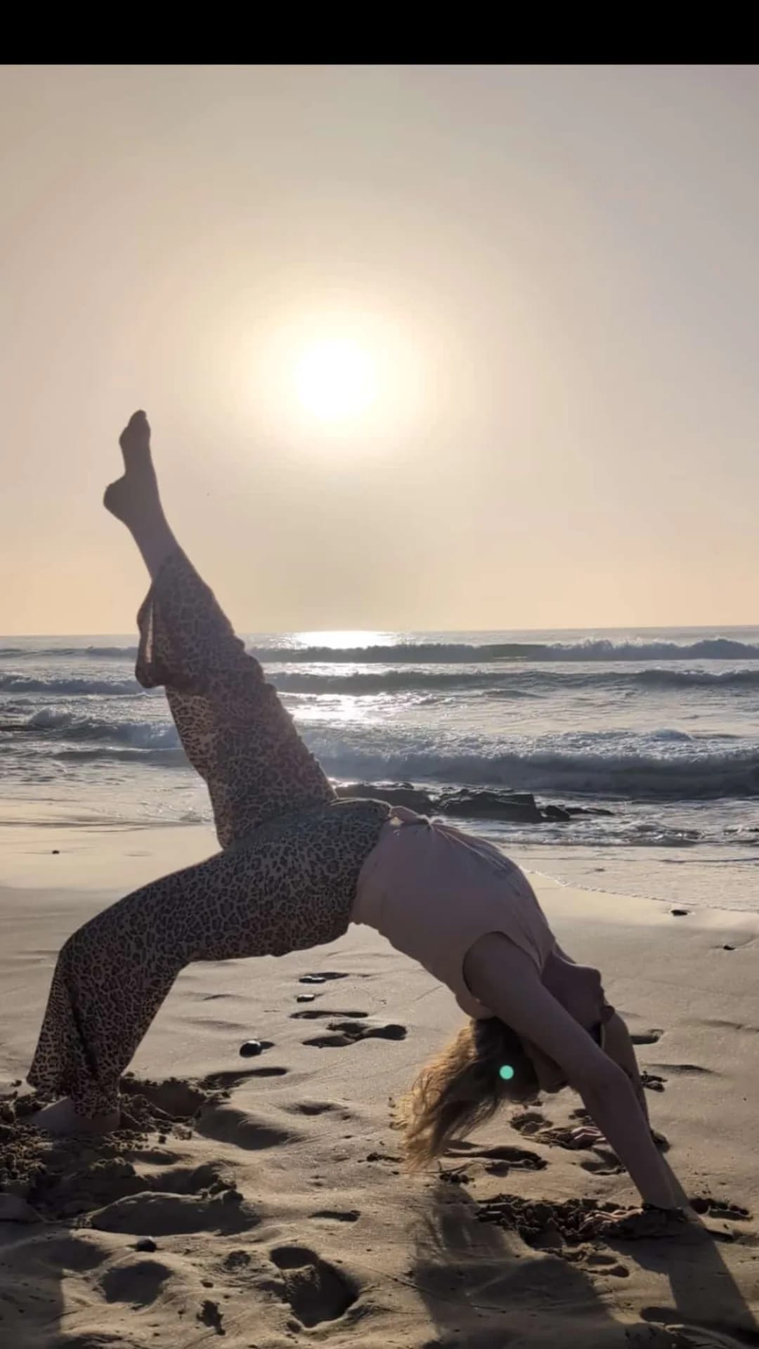 Jenny Yoga am Strand