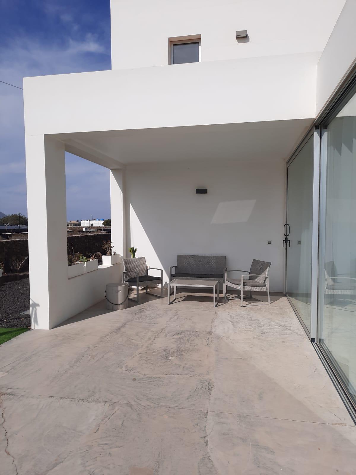 Überdachte Terrasse mit Lounge-Bereich