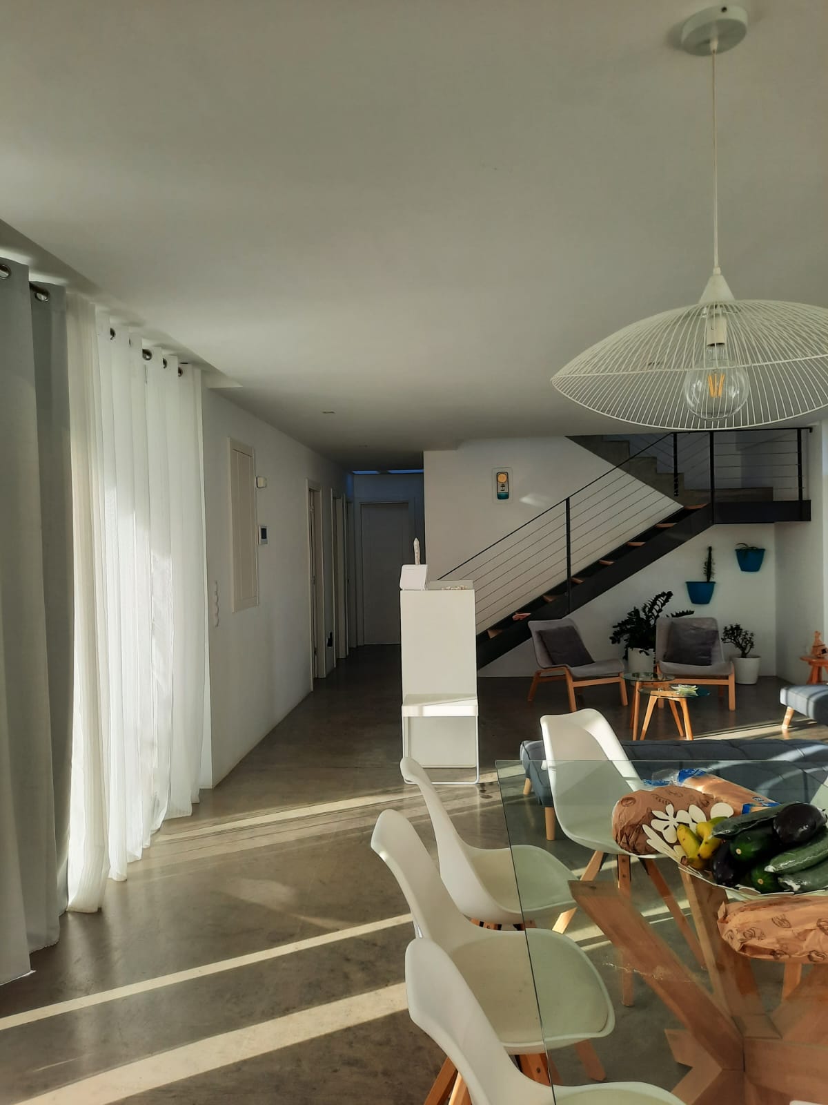 Offener Wohnbereich mit Blick auf die Treppe